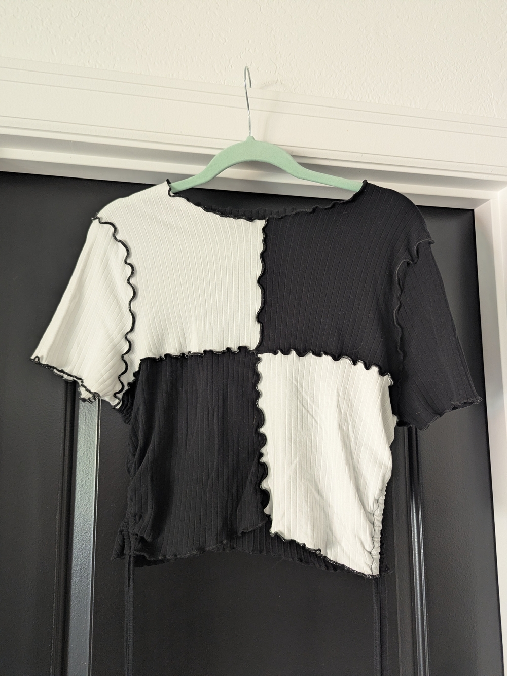 SHEIN Black & White Colorblock Lettuce-Edge Crop Top/Baby Tee